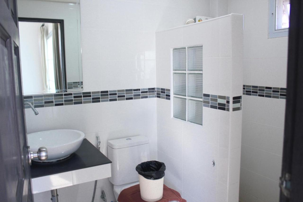 Plus Hotel Лоеи Екстериор снимка