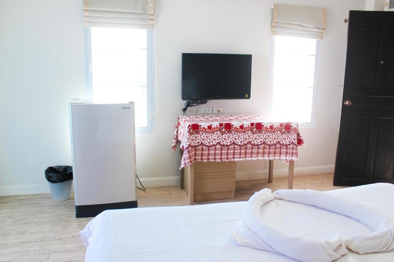 Plus Hotel Лоеи Екстериор снимка