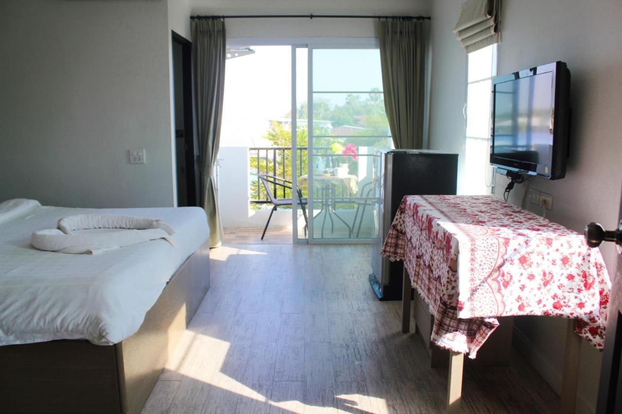 Plus Hotel Лоеи Екстериор снимка
