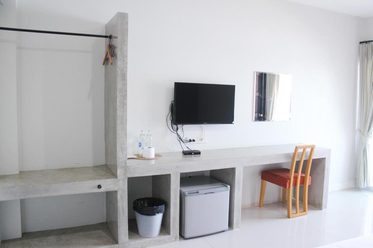 Plus Hotel Лоеи Екстериор снимка
