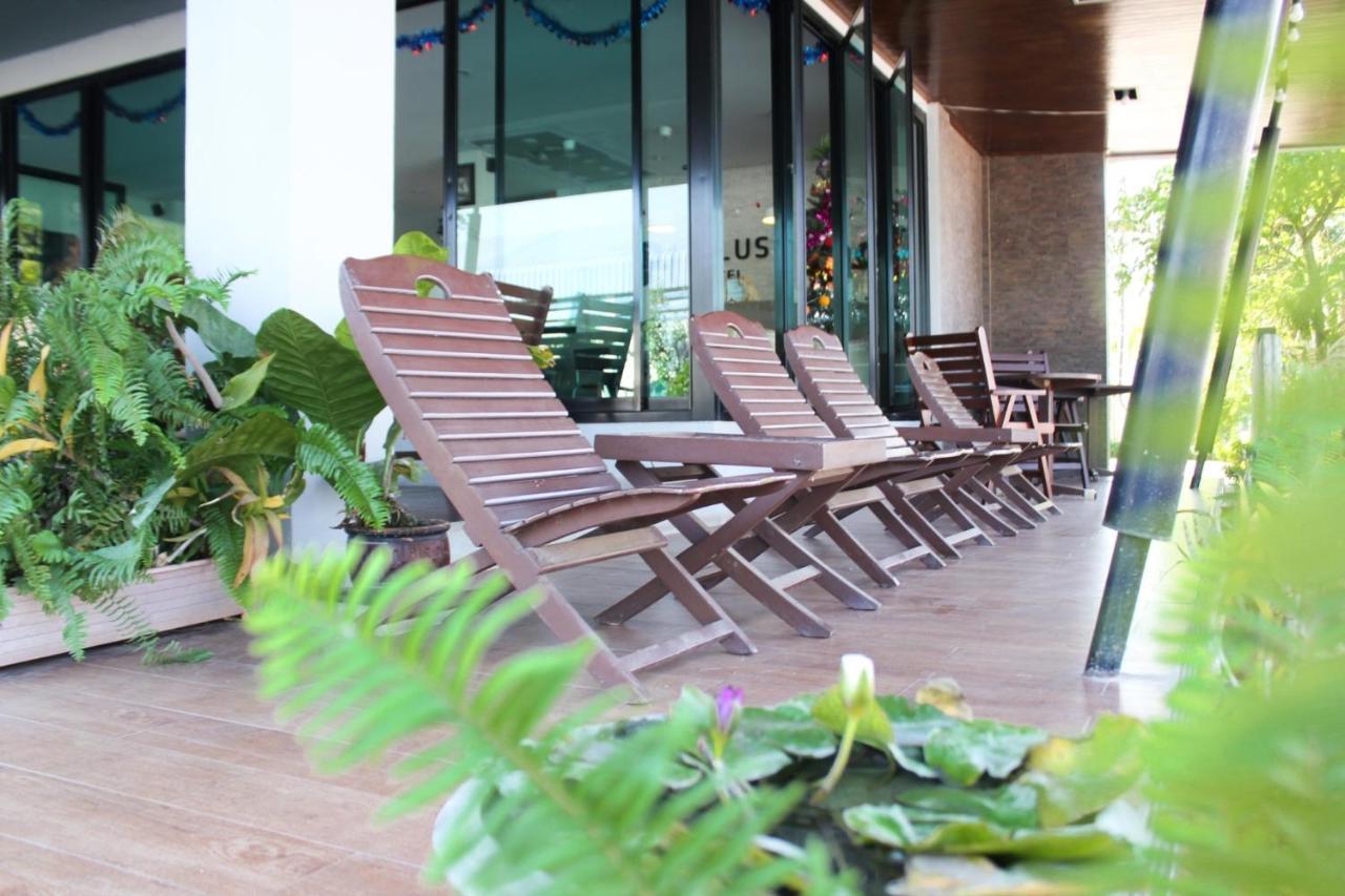 Plus Hotel Лоеи Екстериор снимка