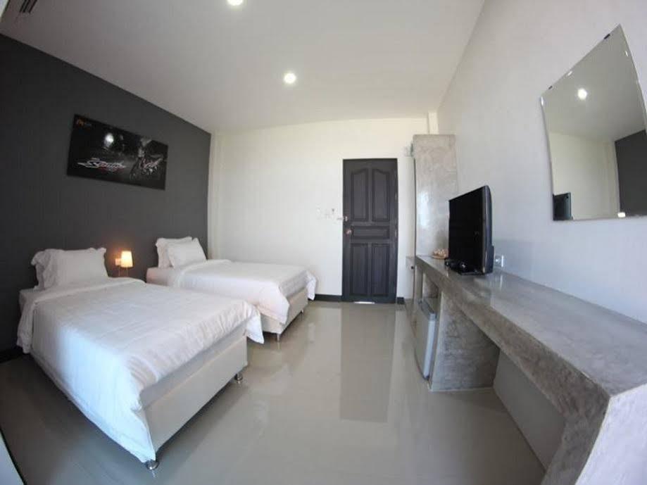Plus Hotel Лоеи Екстериор снимка