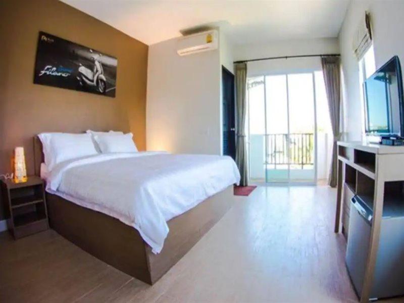 Plus Hotel Лоеи Екстериор снимка