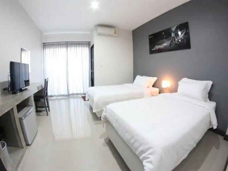 Plus Hotel Лоеи Екстериор снимка