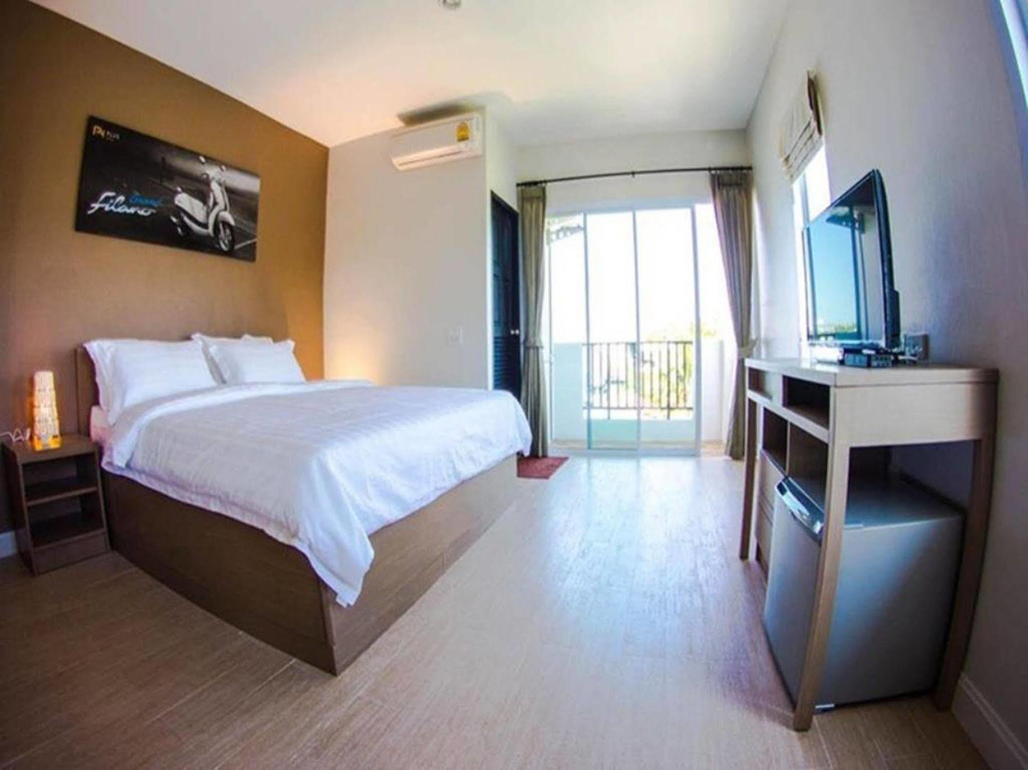 Plus Hotel Лоеи Екстериор снимка