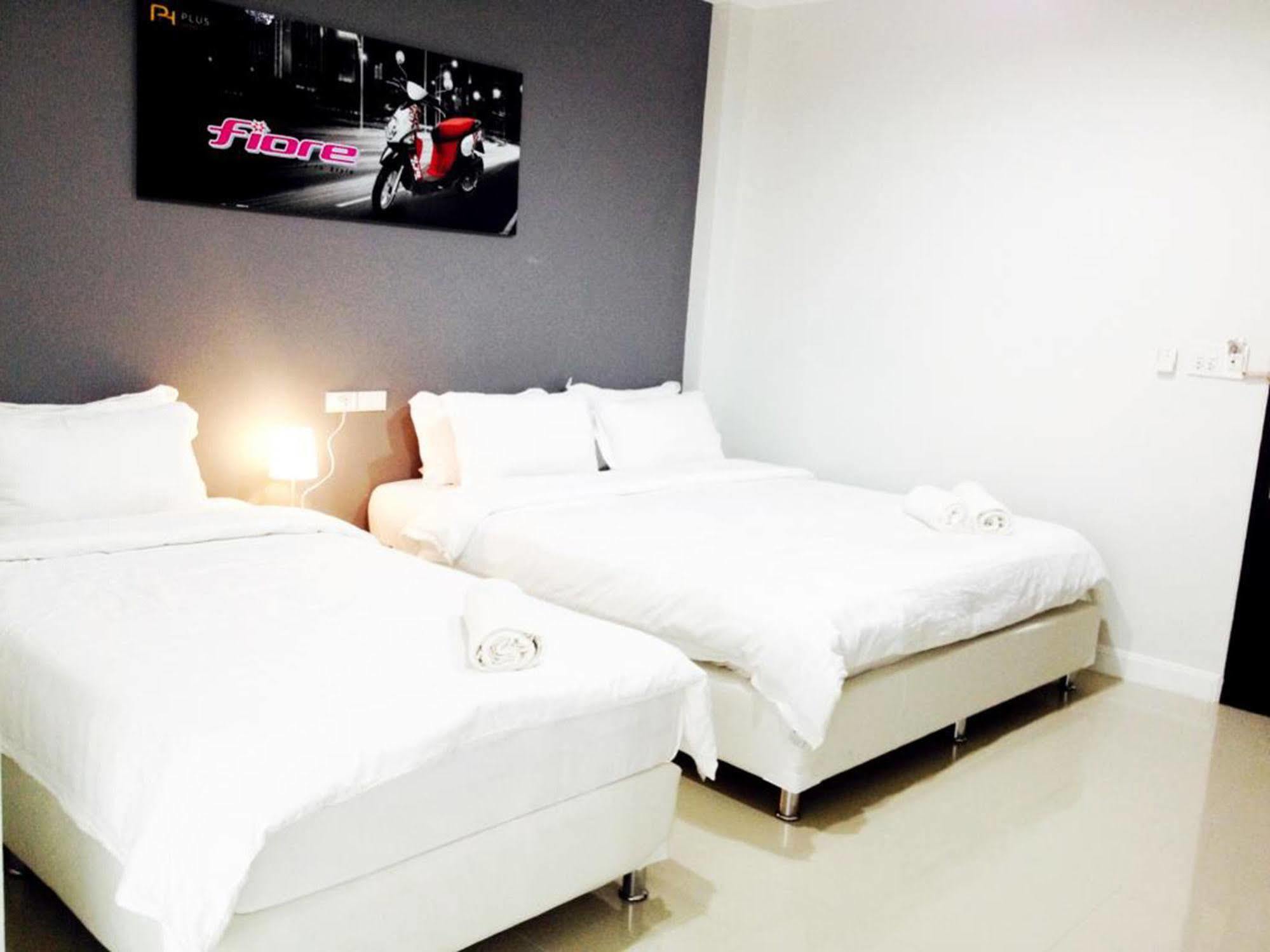 Plus Hotel Лоеи Екстериор снимка